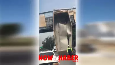 Tır Dorsesi Üst Geçide Çarpınca İzmir Çiğli'de Trafik Kilitlendi!